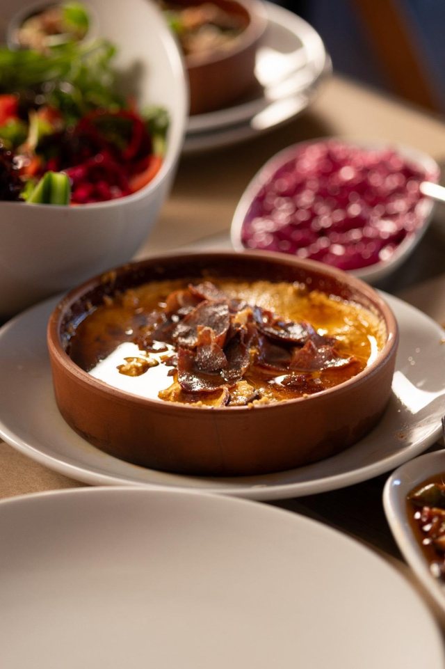 Pastırmalı humus ve mevsim salata
