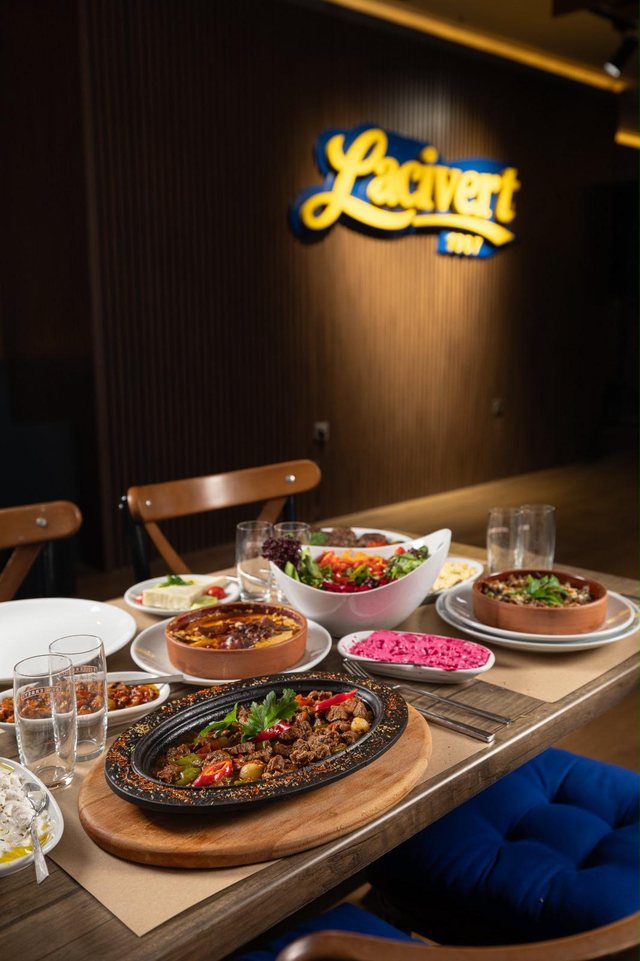 Lacivert Garden salonunda kurulmuş sofra