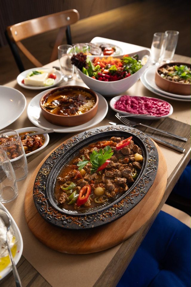 Sac kavurma ve meze sofrası